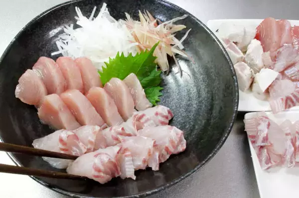 「【初心者でも刺身マスターに】基本の切り方・盛りつけ方を学んで「刺身盛り合わせ」に挑戦！大事なのは高低差!?」の画像