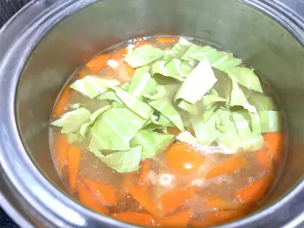 「【グレードアップ版みそ汁】キャベツと卵を入れる「粕汁」作ってみた！暑いくらいにあったまるぞ♪」の画像