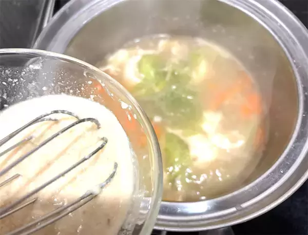 「【グレードアップ版みそ汁】キャベツと卵を入れる「粕汁」作ってみた！暑いくらいにあったまるぞ♪」の画像