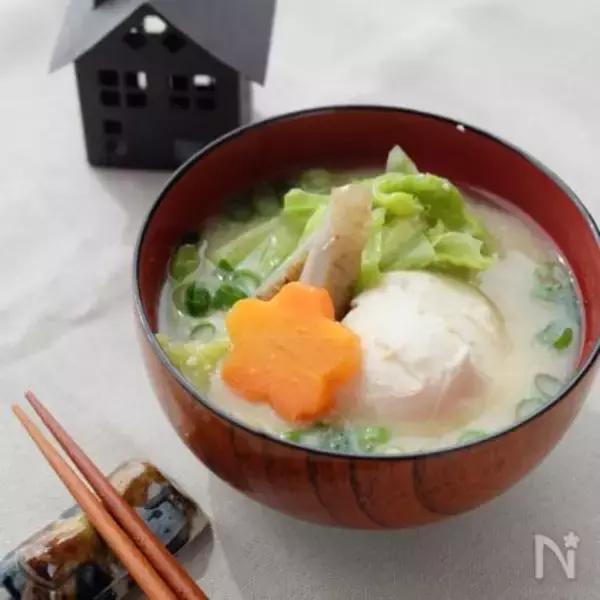 「【グレードアップ版みそ汁】キャベツと卵を入れる「粕汁」作ってみた！暑いくらいにあったまるぞ♪」の画像