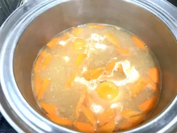 「【グレードアップ版みそ汁】キャベツと卵を入れる「粕汁」作ってみた！暑いくらいにあったまるぞ♪」の画像