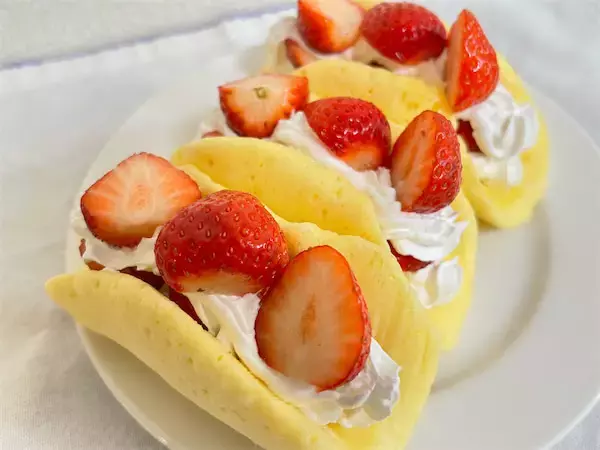 「【レンチン一発！】爆速スイーツ「苺のオムレット」作ってみた♪ラップの裏ワザでクリーム挟みやす～い♪」の画像