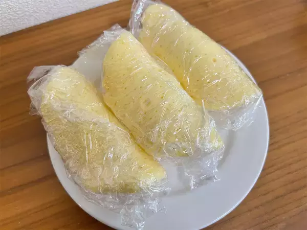 「【レンチン一発！】爆速スイーツ「苺のオムレット」作ってみた♪ラップの裏ワザでクリーム挟みやす～い♪」の画像