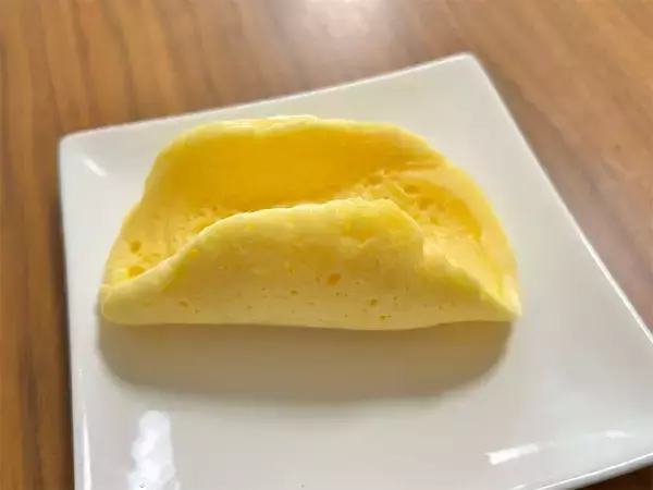 「【レンチン一発！】爆速スイーツ「苺のオムレット」作ってみた♪ラップの裏ワザでクリーム挟みやす～い♪」の画像