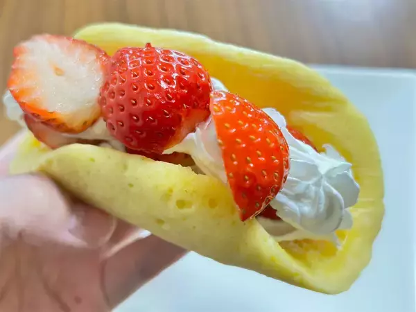 「【レンチン一発！】爆速スイーツ「苺のオムレット」作ってみた♪ラップの裏ワザでクリーム挟みやす～い♪」の画像