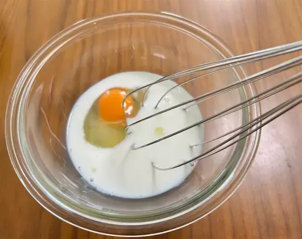 「【レンチン一発！】爆速スイーツ「苺のオムレット」作ってみた♪ラップの裏ワザでクリーム挟みやす～い♪」の画像