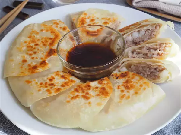 【餃子、もう包まない！】新玉ねぎの「ドーナツ餃子」を超時短で作ってみた！肉汁はあの粉でキャッチ♡