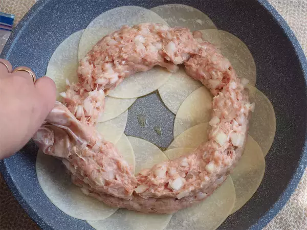 「【餃子、もう包まない！】新玉ねぎの「ドーナツ餃子」を超時短で作ってみた！肉汁はあの粉でキャッチ♡」の画像