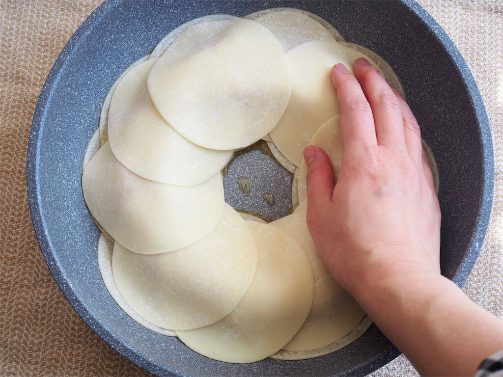 【餃子、もう包まない！】新玉ねぎの「ドーナツ餃子」を超時短で作ってみた！肉汁はあの粉でキャッチ♡