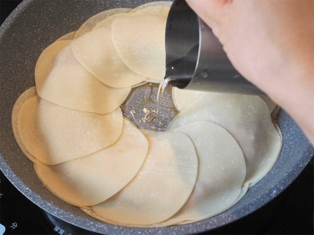 【餃子、もう包まない！】新玉ねぎの「ドーナツ餃子」を超時短で作ってみた！肉汁はあの粉でキャッチ♡