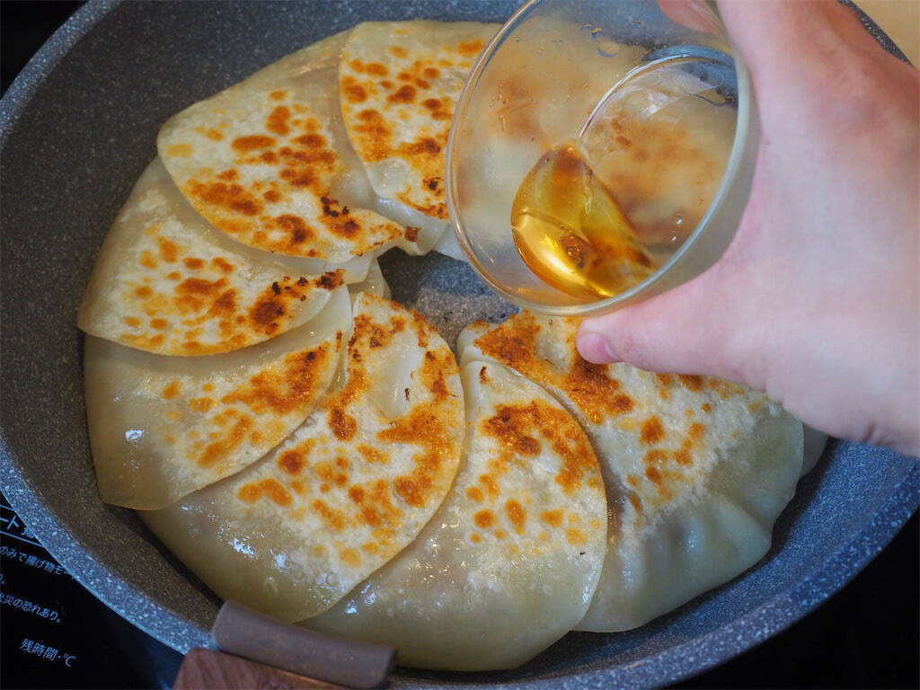 【餃子、もう包まない！】新玉ねぎの「ドーナツ餃子」を超時短で作ってみた！肉汁はあの粉でキャッチ♡