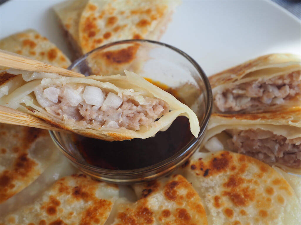 【餃子、もう包まない！】新玉ねぎの「ドーナツ餃子」を超時短で作ってみた！肉汁はあの粉でキャッチ♡