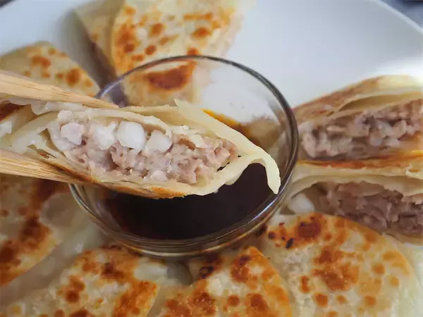 「【餃子、もう包まない！】新玉ねぎの「ドーナツ餃子」を超時短で作ってみた！肉汁はあの粉でキャッチ♡」の画像