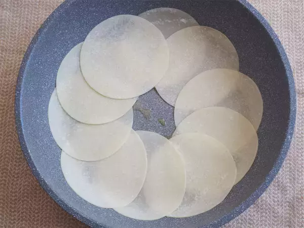 「【餃子、もう包まない！】新玉ねぎの「ドーナツ餃子」を超時短で作ってみた！肉汁はあの粉でキャッチ♡」の画像