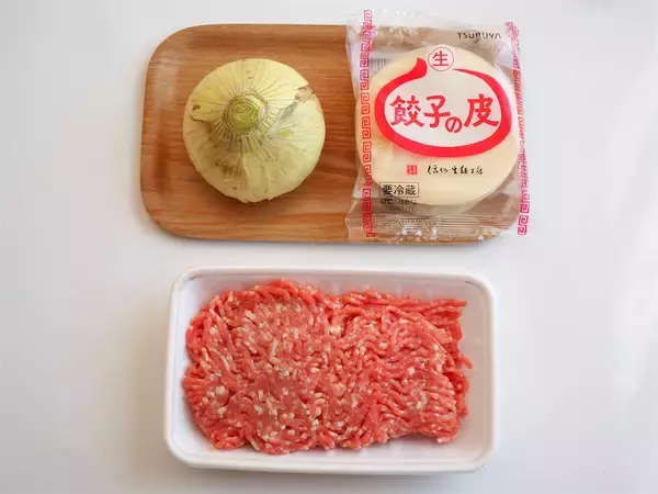 「【餃子、もう包まない！】新玉ねぎの「ドーナツ餃子」を超時短で作ってみた！肉汁はあの粉でキャッチ♡」の画像