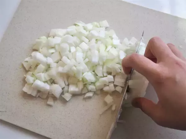 「【餃子、もう包まない！】新玉ねぎの「ドーナツ餃子」を超時短で作ってみた！肉汁はあの粉でキャッチ♡」の画像