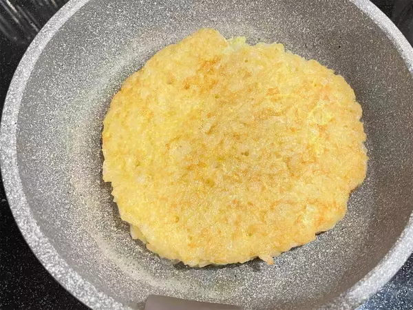 「【進化系TKG⁉】卵かけご飯が“生地代わり”な「お好み焼きお弁当」作ってみた！これはおかず？主食？」の画像