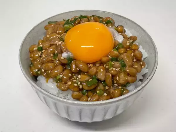 「【究極のTKG】納豆メーカーが発明した「卵かけご飯の到達点」だと⁉調味料使いがポイント♪うまうま♡」の画像
