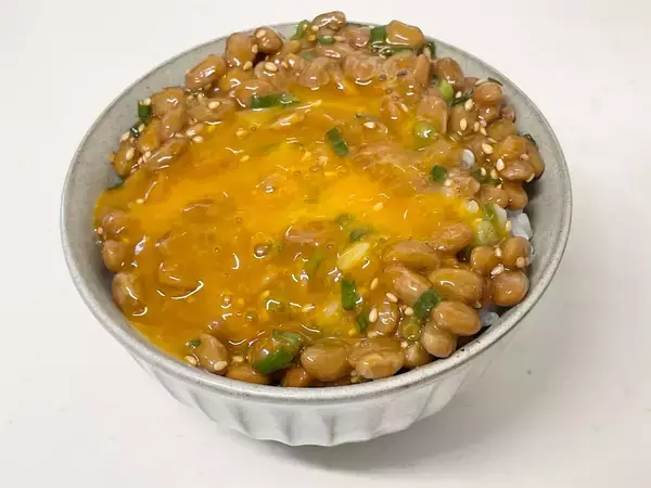 「【究極のTKG】納豆メーカーが発明した「卵かけご飯の到達点」だと⁉調味料使いがポイント♪うまうま♡」の画像