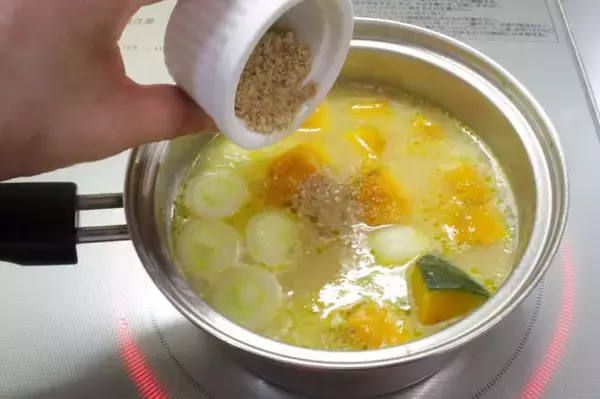 「【だし不要】水から煮るだけ！「鶏肉とカボチャのゴマみそ汁」が簡単なのにホッとする美味しさなワケ」の画像