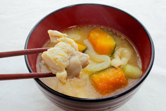 【だし不要】水から煮るだけ！「鶏肉とカボチャのゴマみそ汁」が簡単なのにホッとする美味しさなワケ