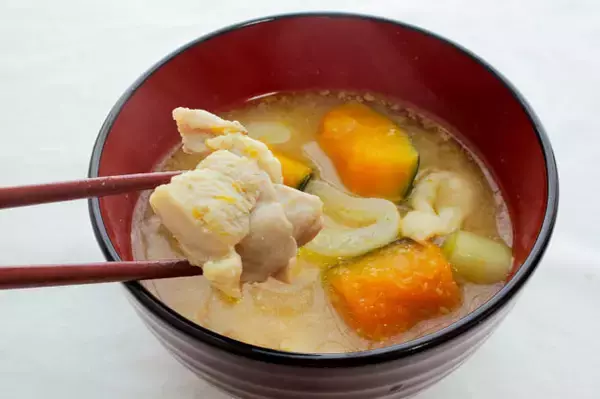 「【だし不要】水から煮るだけ！「鶏肉とカボチャのゴマみそ汁」が簡単なのにホッとする美味しさなワケ」の画像