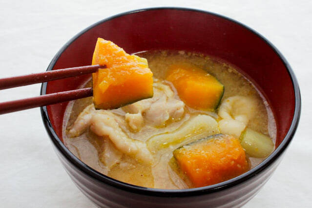 【だし不要】水から煮るだけ！「鶏肉とカボチャのゴマみそ汁」が簡単なのにホッとする美味しさなワケ