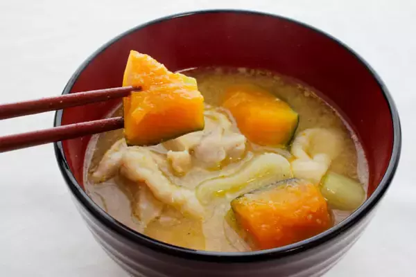 「【だし不要】水から煮るだけ！「鶏肉とカボチャのゴマみそ汁」が簡単なのにホッとする美味しさなワケ」の画像