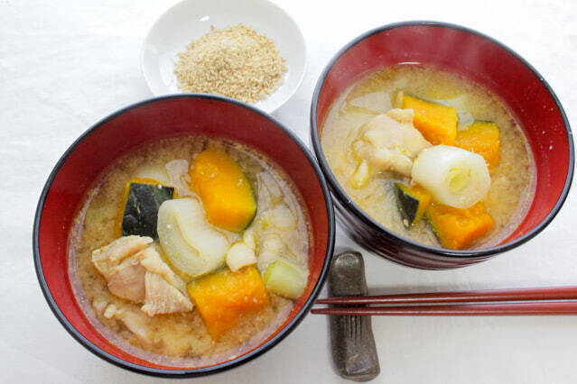【だし不要】水から煮るだけ！「鶏肉とカボチャのゴマみそ汁」が簡単なのにホッとする美味しさなワケ