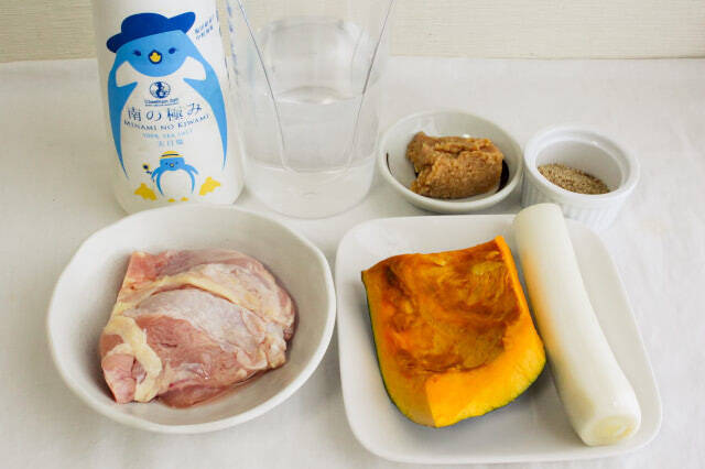 【だし不要】水から煮るだけ！「鶏肉とカボチャのゴマみそ汁」が簡単なのにホッとする美味しさなワケ