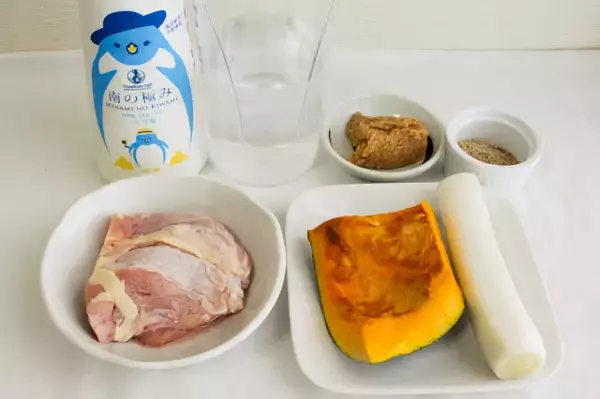 「【だし不要】水から煮るだけ！「鶏肉とカボチャのゴマみそ汁」が簡単なのにホッとする美味しさなワケ」の画像