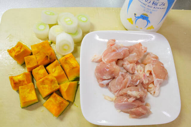 【だし不要】水から煮るだけ！「鶏肉とカボチャのゴマみそ汁」が簡単なのにホッとする美味しさなワケ