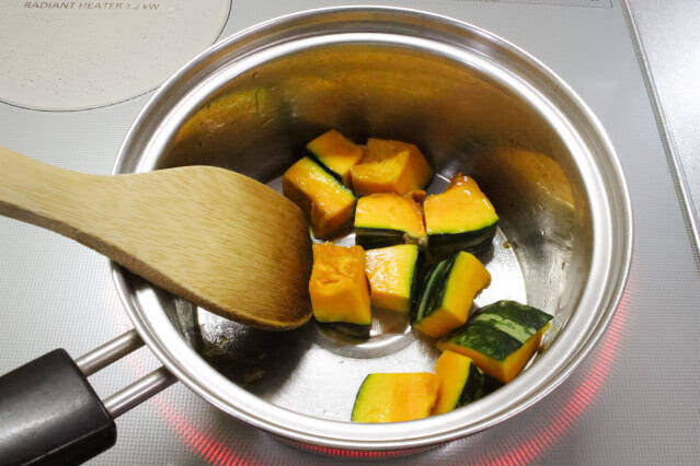 【だし不要】水から煮るだけ！「鶏肉とカボチャのゴマみそ汁」が簡単なのにホッとする美味しさなワケ