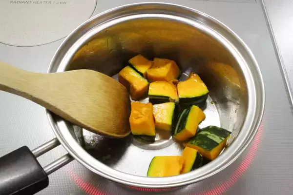 「【だし不要】水から煮るだけ！「鶏肉とカボチャのゴマみそ汁」が簡単なのにホッとする美味しさなワケ」の画像