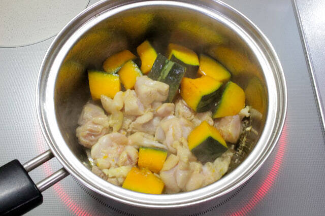 【だし不要】水から煮るだけ！「鶏肉とカボチャのゴマみそ汁」が簡単なのにホッとする美味しさなワケ