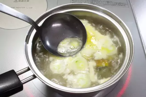 「【だし不要】水から煮るだけ！「鶏肉とカボチャのゴマみそ汁」が簡単なのにホッとする美味しさなワケ」の画像