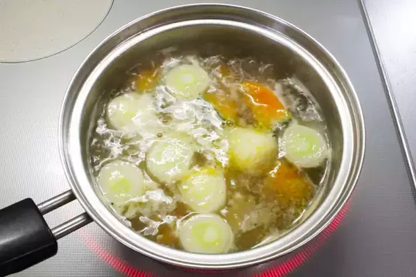 「【だし不要】水から煮るだけ！「鶏肉とカボチャのゴマみそ汁」が簡単なのにホッとする美味しさなワケ」の画像