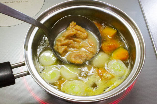 【だし不要】水から煮るだけ！「鶏肉とカボチャのゴマみそ汁」が簡単なのにホッとする美味しさなワケ