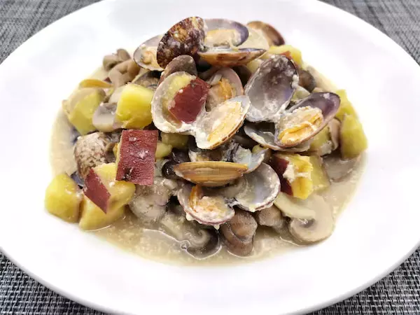 まさかのマリアージュ♡さつまいもがアサリの出汁と出会う「秋のクラムチャウダー」は旨くて甘くてコクも凄っ