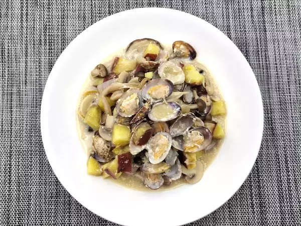 「まさかのマリアージュ♡さつまいもがアサリの出汁と出会う「秋のクラムチャウダー」は旨くて甘くてコクも凄っ」の画像