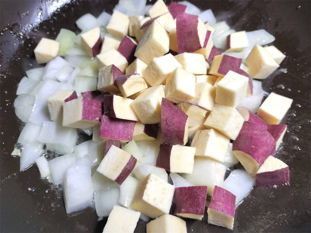 まさかのマリアージュ♡さつまいもがアサリの出汁と出会う「秋のクラムチャウダー」は旨くて甘くてコクも凄っ