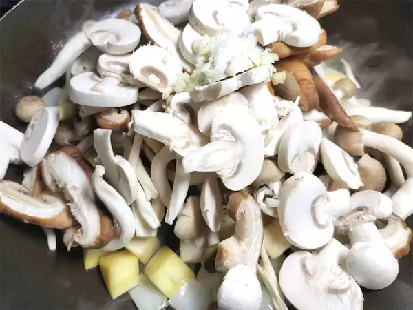 「まさかのマリアージュ♡さつまいもがアサリの出汁と出会う「秋のクラムチャウダー」は旨くて甘くてコクも凄っ」の画像