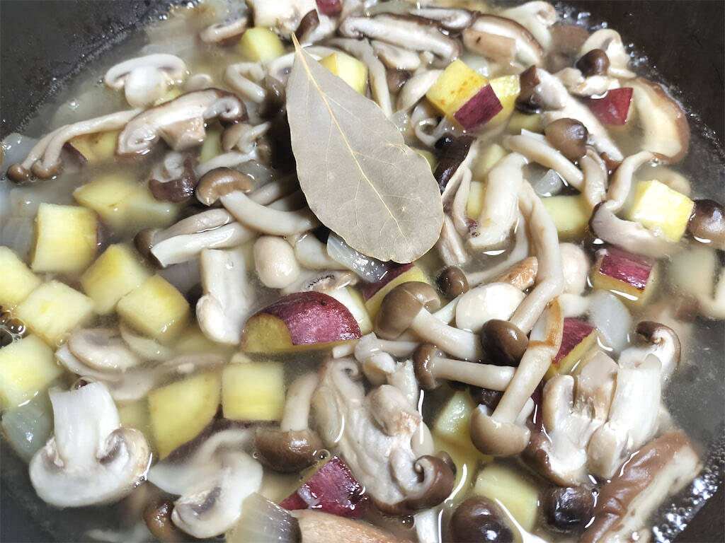 まさかのマリアージュ♡さつまいもがアサリの出汁と出会う「秋のクラムチャウダー」は旨くて甘くてコクも凄っ