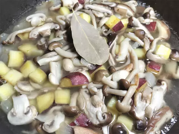 「まさかのマリアージュ♡さつまいもがアサリの出汁と出会う「秋のクラムチャウダー」は旨くて甘くてコクも凄っ」の画像