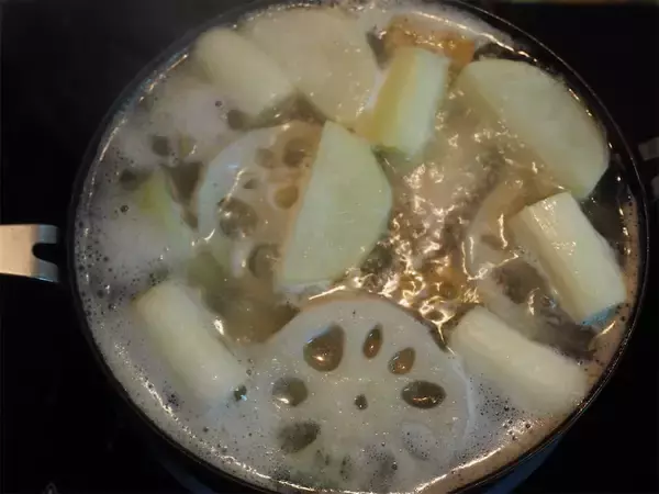 「これぞ究極の鍋【志麻さんの滋味レシピ】シンプルなのに奥深い味わい！根菜と鶏肉の「ポン酢鍋」」の画像