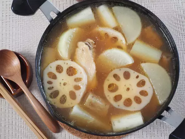 「これぞ究極の鍋【志麻さんの滋味レシピ】シンプルなのに奥深い味わい！根菜と鶏肉の「ポン酢鍋」」の画像