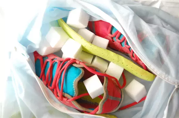 【じゃない使い方】セリアの掃除グッズ「メラミンスポンジ」をスニーカー洗いに使ってみた！【洗濯のプロ直伝】