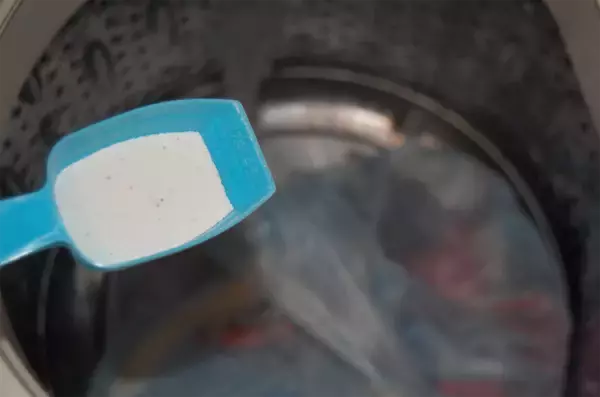 「【じゃない使い方】セリアの掃除グッズ「メラミンスポンジ」をスニーカー洗いに使ってみた！【洗濯のプロ直伝】」の画像