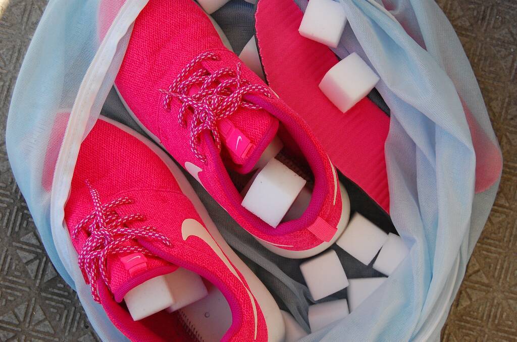 【じゃない使い方】セリアの掃除グッズ「メラミンスポンジ」をスニーカー洗いに使ってみた！【洗濯のプロ直伝】