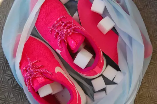 「【じゃない使い方】セリアの掃除グッズ「メラミンスポンジ」をスニーカー洗いに使ってみた！【洗濯のプロ直伝】」の画像